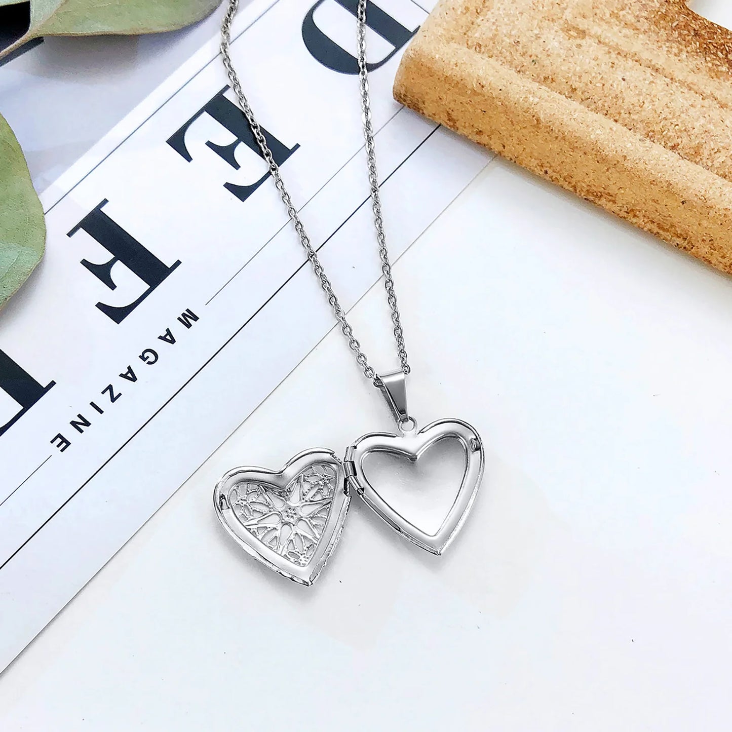 Nefertiti Locket Pendant for Women Girls, Hollow Heart Photo Frame Necklaces, Classic Valentine's Day Gift to Wife Girlfriend